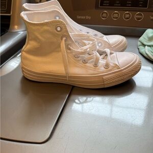 Converse chuck taylor High-Top Sneakers size 6.5 one shoelace missing